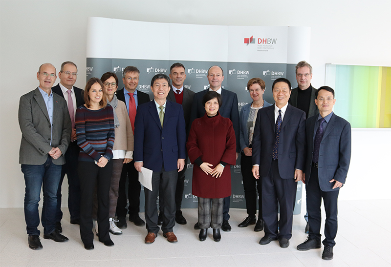 Personen der chinesischen Partneruni zu Besuch an der DHBW Heidenheim