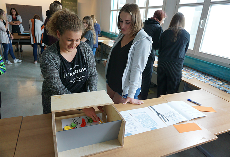 Studierende beim Versuch Essen auf einen Teller zu legen