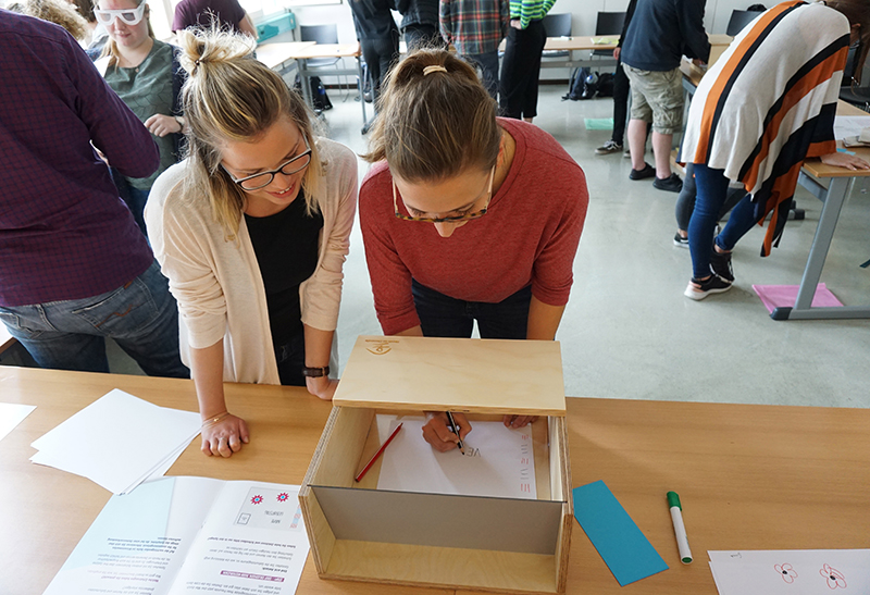 Studierende testen, wie schwierig es ist mit Demenz zu schreiben