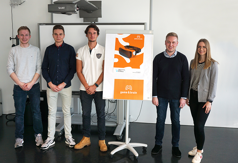 Studierende stellen ihren Designentwurf für die Computerspielschule Heidenheim vor