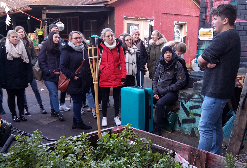 Studierende beuschen das Projekt "Gleis 44" in Ulm