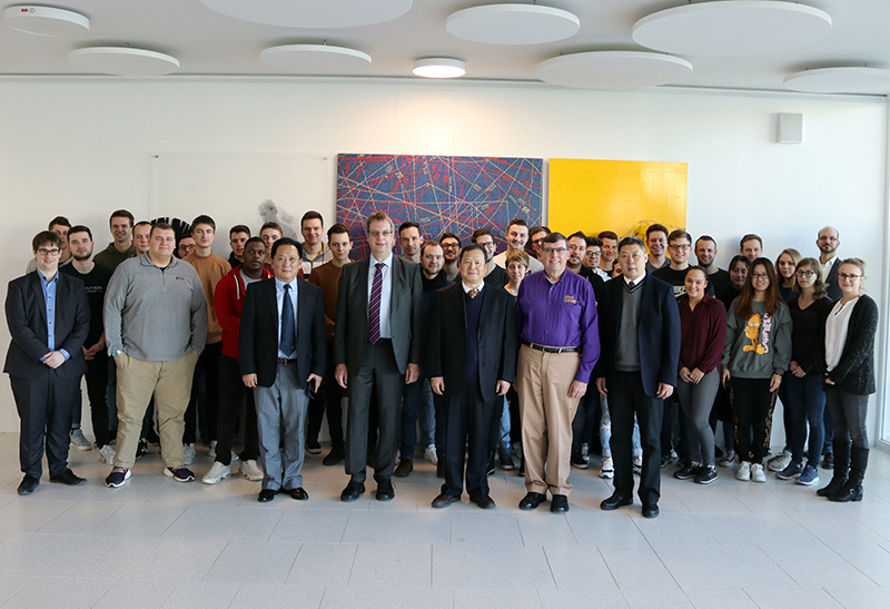 Studierenden mit der chinesischen Delegation aus Wuhan