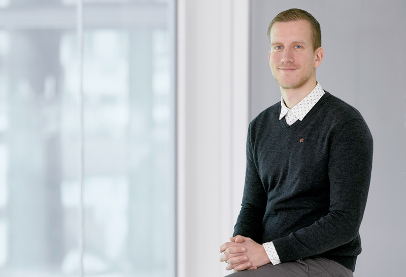 Georg Reiff Doktorand Georg Reiff vor grauem Hintergrund