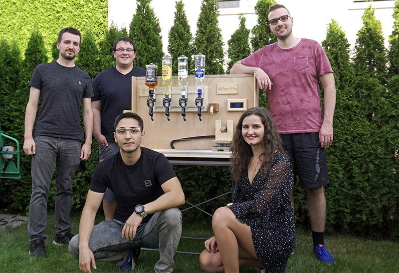 Fünf Studierende entwickelten im Rahmen des „Ubiquitous Computing“-Projekts eine smarte Cocktailbar