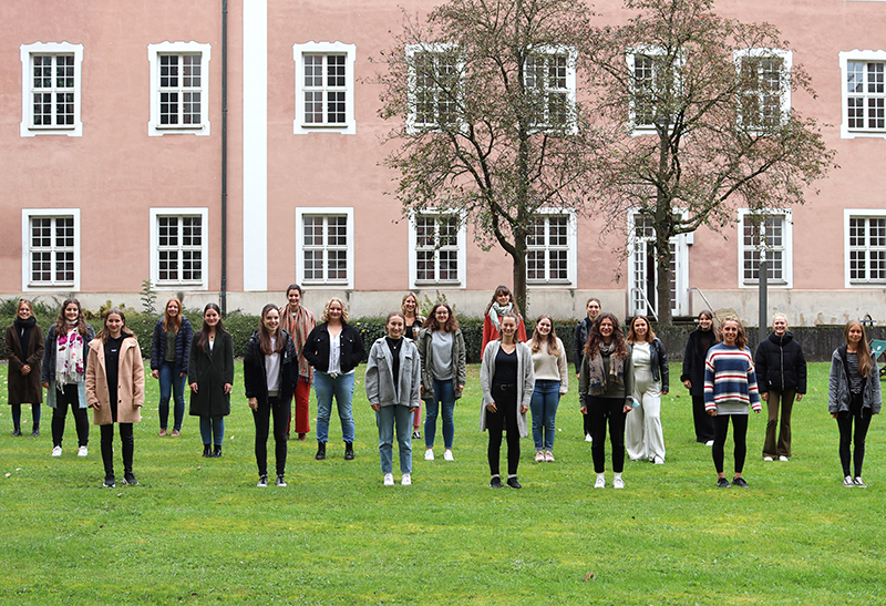 Insgesamt starteten 830 Studierende ins Studium an der DHBW Heidenheim - hier der neue Kurs der Hebammenstudierenden.