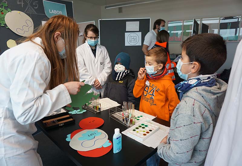 Kinder-Uni 2021. Bei diesem Kurs wurde gezeugt, welche Verbandsmöglichkeiten es im Krankenhaus alles gibt.