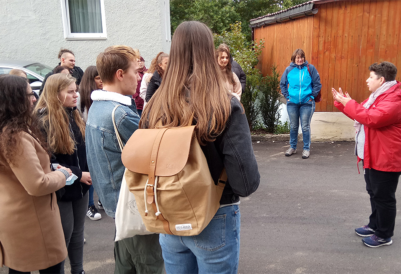 Die 31 Studierenden bei eine Führung durch das Quartier in der Härtsfeldstraße in Heidenheim.