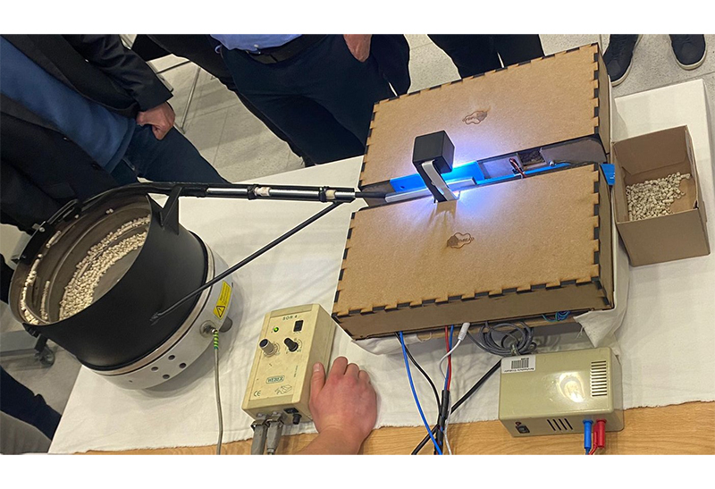 Prototyp CERATHREAD, eine automatisierte Anlage zum Auffädeln von Keramikhülsen auf einen Heizdraht