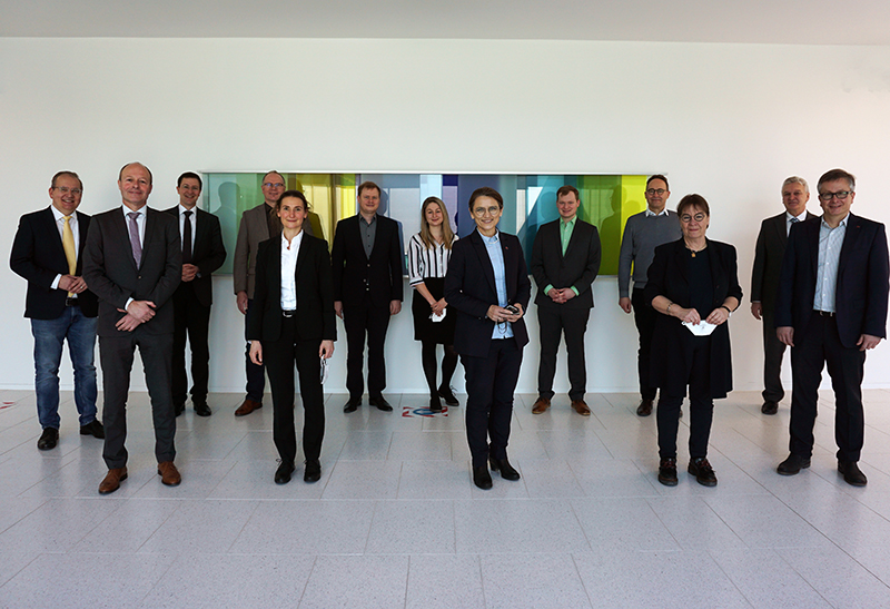 Beim Gespräch mit Studierenden, Vertreter*innen von Dualen Partnern und der Politik erhielt Prof. Dr. Martina Klärle (Mitte) vielfältige Einblicke in die Bedeutung der DHBW Heidenheim für die Region Ostwürttemberg.