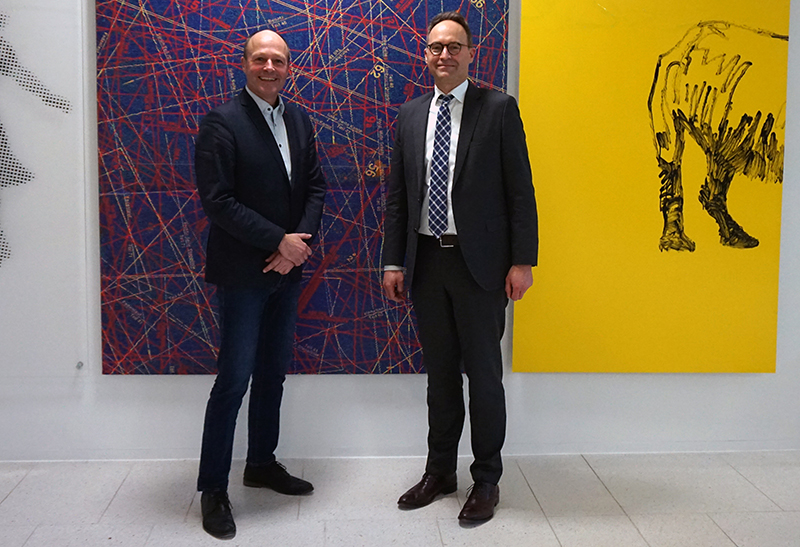 Rektor Prof. Dr.-Ing. Dr. Rainer Przywara (links) gratuliert Maximilian d'Huc, Senior Vice President Human Resources der Paul Hartmann AG, zur Wahl des Vorsitzenden des Örtlichen Hochschulrates der DHBW Heidenheim. Rektor Prof. Dr.-Ing. Dr. Rainer Przywara (links) gratuliert Maximilian d'Huc, Senior Vice President Human Resources der Paul Hartmann AG, zur Wahl des Vorsitzenden des Örtlichen Hochschulrates der DHBW Heidenheim.