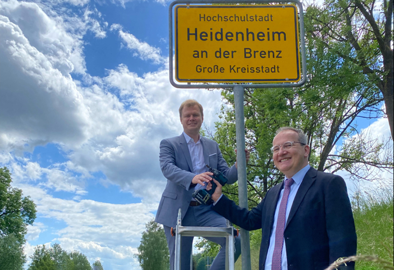 Oberbürgermeister Michael Salomo (links) und Prof. Dr. Marcus Hoffmann, Prorektor und Dekan des Studienbereichs Wirtschaft an der DHBW, montieren das letzte neue Ortsschild mit dem Zusatz "Hochschulstadt". Foto: Stadt Heidenheim