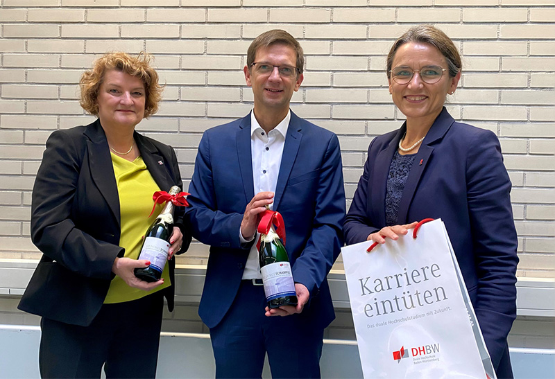 Von links: Prof. Dr. Doris Nitsche-Ruhland, Werner Stockburger mit Präsidentin Prof. Dr. Martina Klärle.