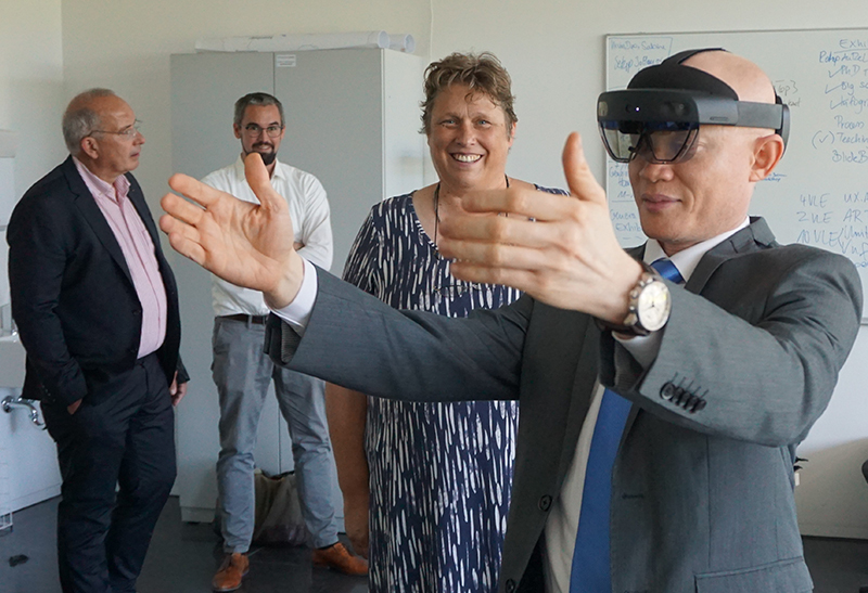 Tansanischer Botschafter beeindruckt von Augmented-Reality-Technologie in DHBW-Labor