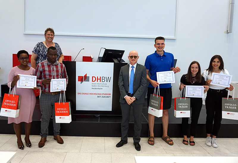 Das Gewinnerteam aus Lisanne Büttner, Sophia Hirsch, Caroline Massanga, Juma Mudimi und Michael Seufert mit dem tansanischen Botschafter Dr. Abdallah Saleh Possi (Mitte).