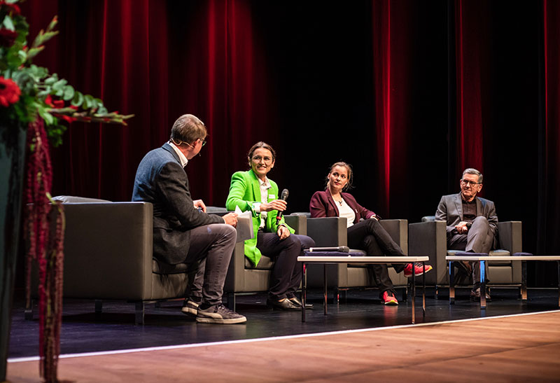 v.l.: Moderator Dr. Alexander Dambach, DHBW-Präsidentin Prof. Dr. Martina Klärle, Jana Richter, SAP, Prof. Reinhold R. Geilsdörfer, Dieter Schwarz Stiftung