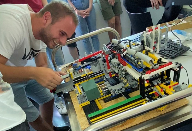 Maschinenbau-Studierende entwickeln eine Fräsmaschine aus LEGO-Steinen