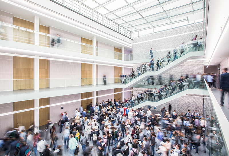 Studierende im Gebäude des CAS in Heilbronn