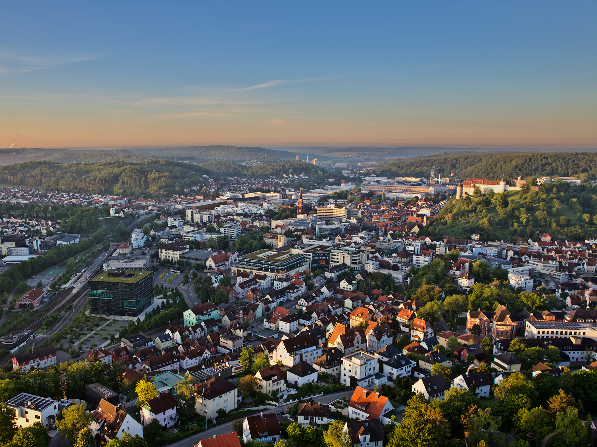 Bild von der sonnigen Stadt Heideheim. 