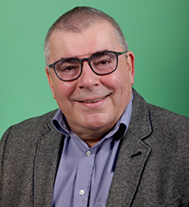 Prof. Heinz Binder, Absolvent*innen-Vertreter, vor grünem Hintergrund