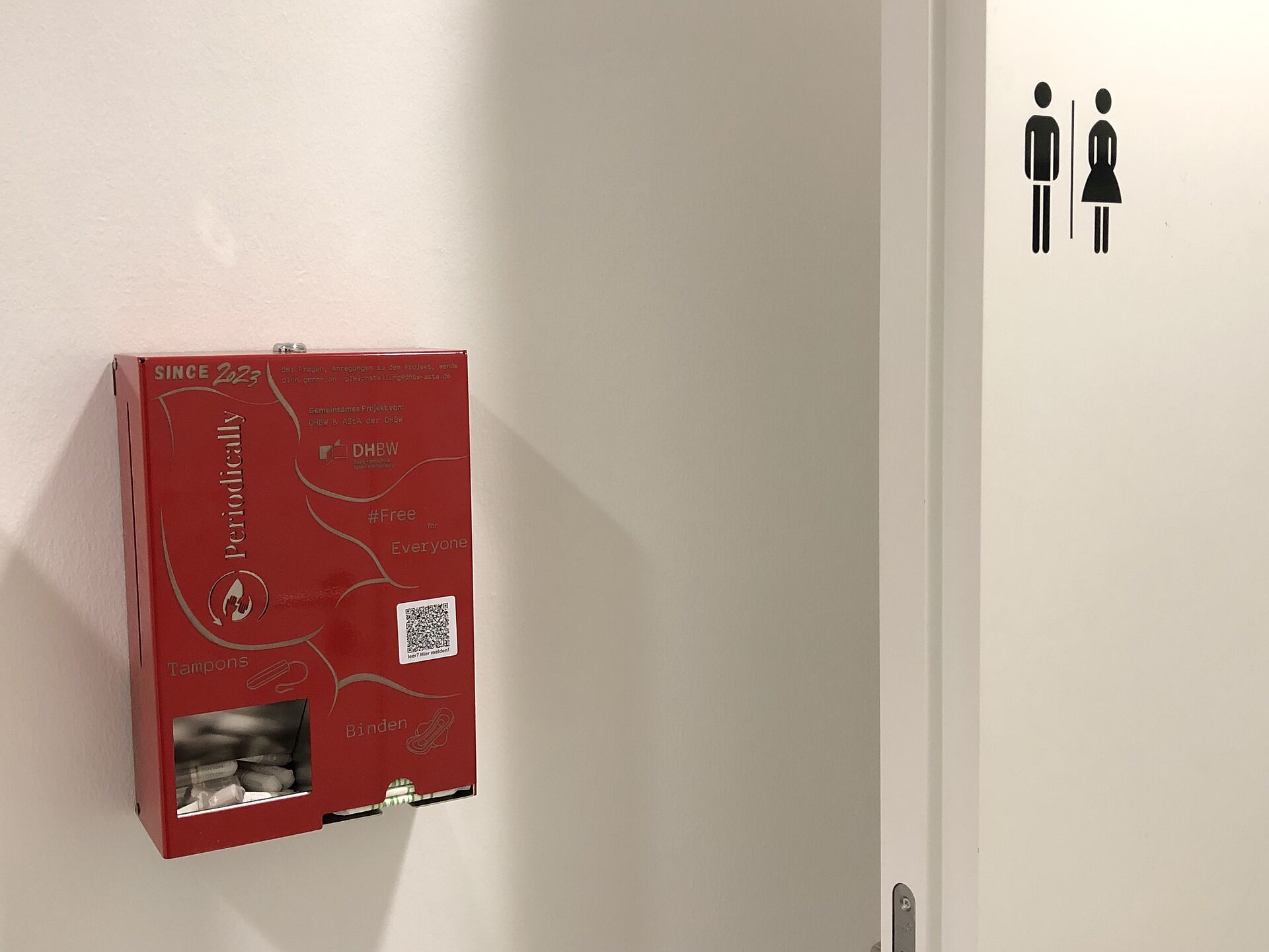 Tamponspender auf den Toiletten