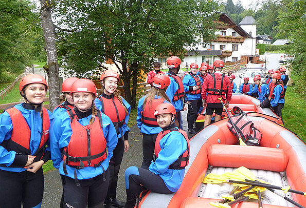 Studierende des Studiengangs MM beim Rafting