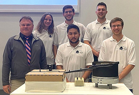 Das fünfköpfige Projektteam CERATHREAD entwickelte eine automatisierte Anlage, gemäß Industrie 4.0, zum auffädeln von Keramikhülsen auf einen Heizdraht für einen Dualen Partner der DHBW Heidenheim. 