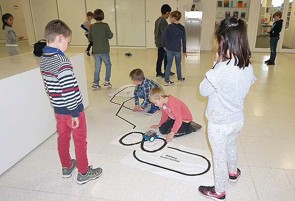 Kinder Uni 2019 Kinder testen Roboter-Autos