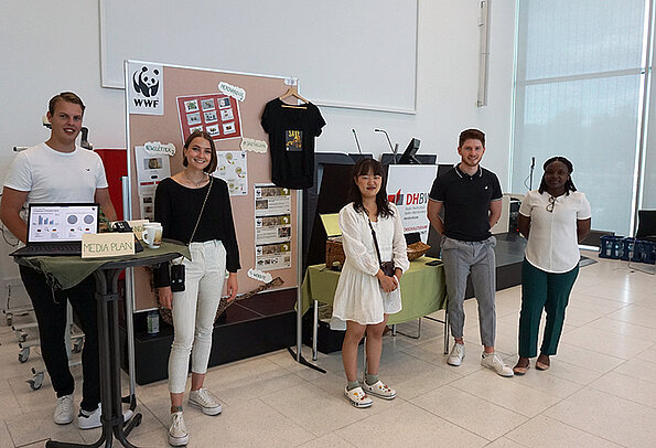 Team 8 “Donation habits and preferences–Recommendations for Communication Strategies; WWF-Fundraising for Lions in Germany and South Africa”: Sylvia Chifungo, Jannis Krüger, Promise Nyalungu, Moritz Rühle, Svenja Scherer und Bang Sinhwi.