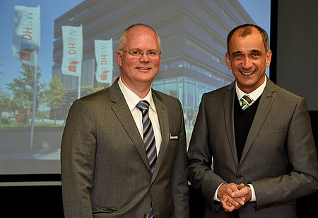 von links nach rechts:Guido Ochs (Stadtkämmerer) und Dr. Stefan Horrer (vom Landesbetrieb Vermögen und Bau)