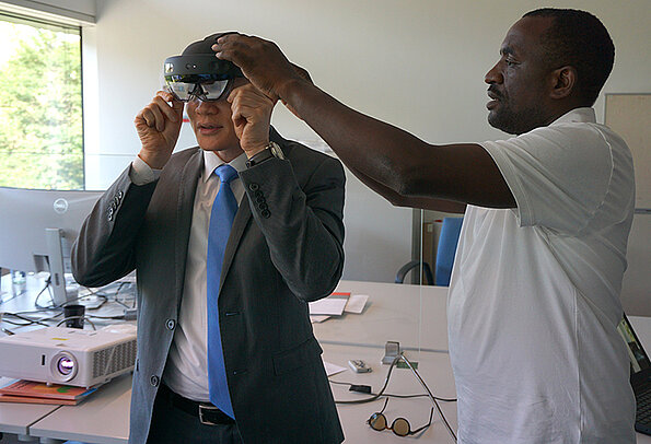 Tansanischer Botschafter beeindruckt von Augmented-Reality-Technologie in DHBW-Labor