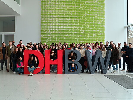 Gruppenfoto im Foyer der DHBW