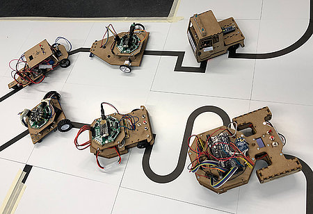 Schüler*innen bauen Roboter im Robotikkurs der MINT-Akademie Selbstgebaute Roboter auf der Teststrecke