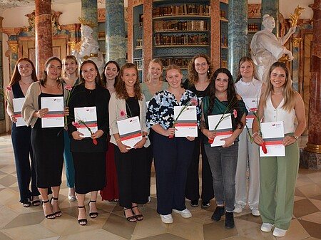 Zwei Generationen, ein gemeinsamer Erfolg – Hebammen feiern Bachelor-Abschluss Zwei Generationen, ein gemeinsamer Erfolg – Hebammen feiern Bachelor-Abschluss