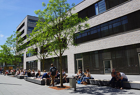 Erstes Sommersemester am Center for Advanced Studies der DHBW Studierende vor dem CAS-Gebäude