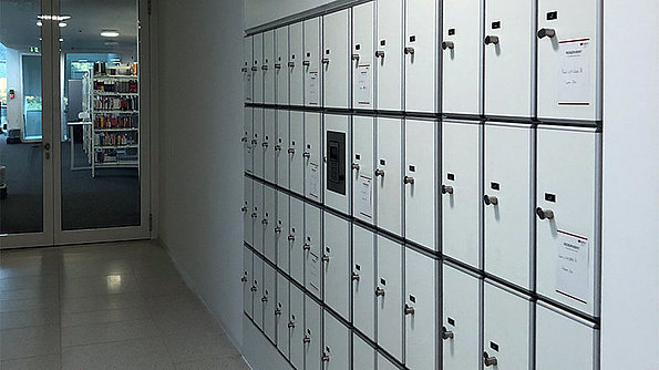 Schließfächer Wer vorübergehend Bücher oder kleinere Gegenstände wegschließen möchte, kann dazu die Schließfächer im 4. und 5. OG im Gebäude Marienstraße nutzen.