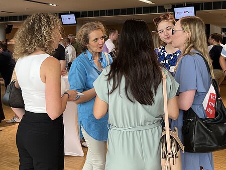 Alumni-Tag; Foto von Personen, die sich unterhalten