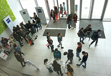 Teilnehmer*innen des Studieninfotags im Foyer der DHBW Heidenheim