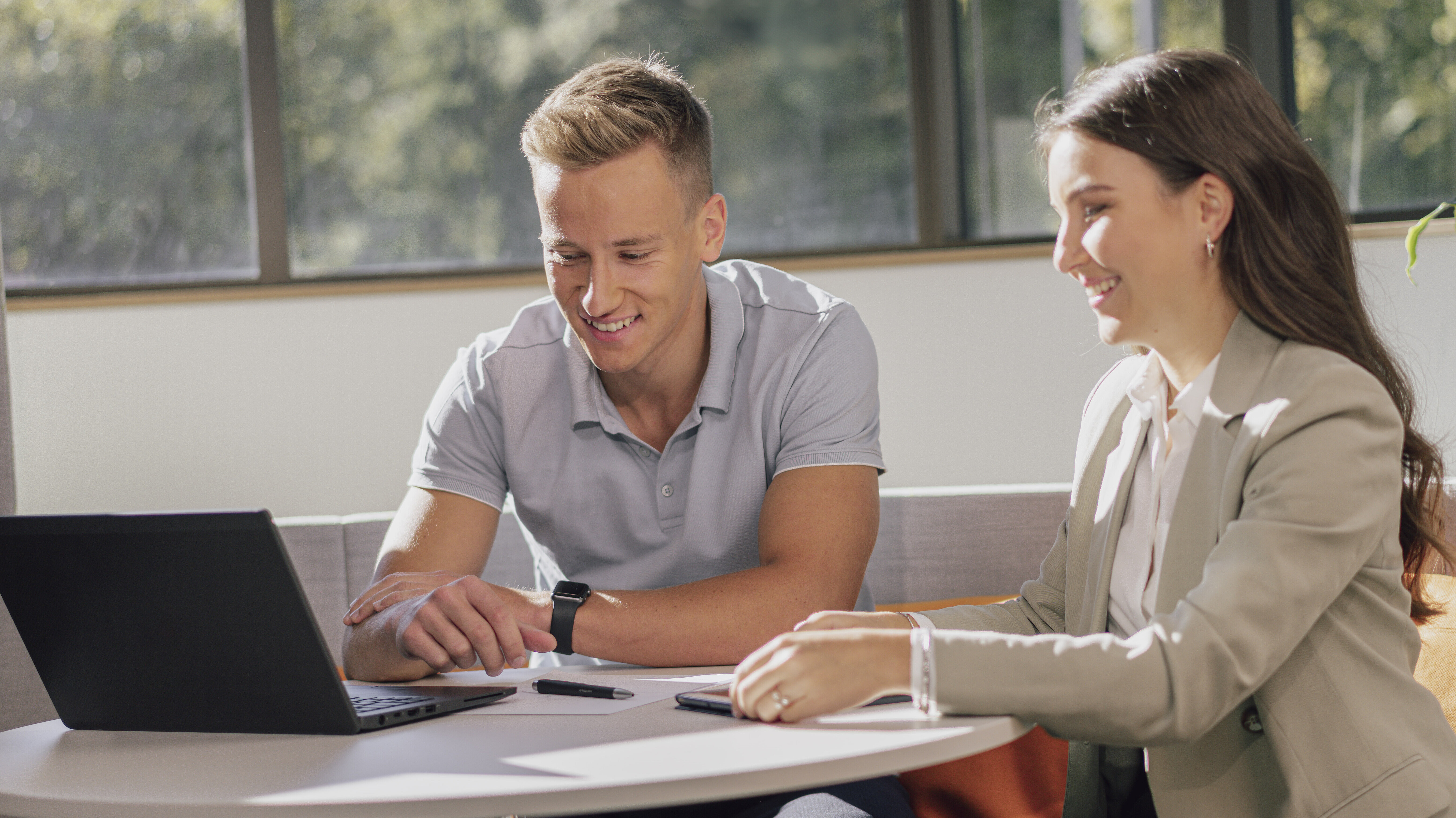 Studierende lernen im dualen Studium Data Science und Künstliche Intelligenz