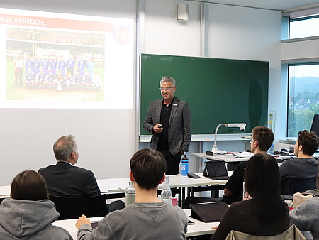 Finanzstrukturen im Profifußball – CFO des 1. FC Heidenheim an der DHBW Heidenheim zu Gast Finanzstrukturen im Profifußball – CFO des 1. FC Heidenheim an der DHBW Heidenheim zu Gast