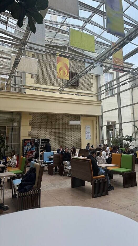 Ungang, Budapest Business School, Blick ins Gebäude