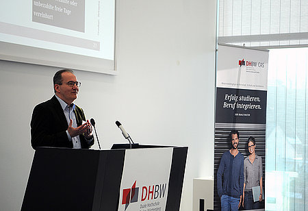 Master-Infoveranstaltung Prof. Dr. Marcus Hoffmann bei seinem Vortrag im Rahmen der Master-Infoveranstaltung