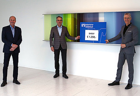 Scheckübergabe der Heidenheimer Volksbank in der DHBW Heidenheim Scheckübergabe der Heidenheimer Volksbank eG