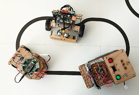 Schüler bauen Roboter