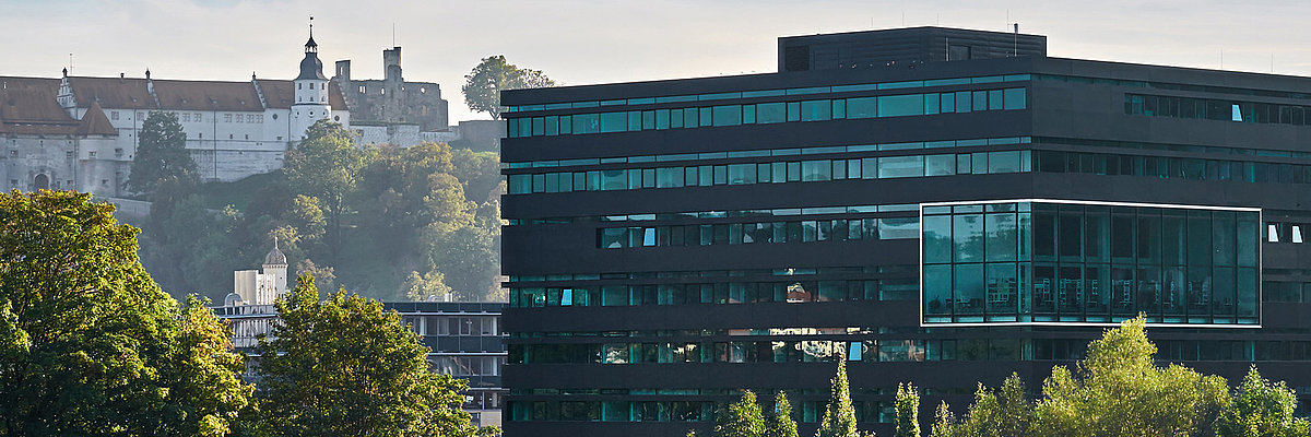 Die DHBW Heidenheim mit Aussicht auf Schloss Hellenstein in Heidenheim