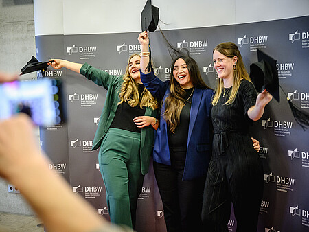 Bachelorfeier Studierende beim Fotos machen