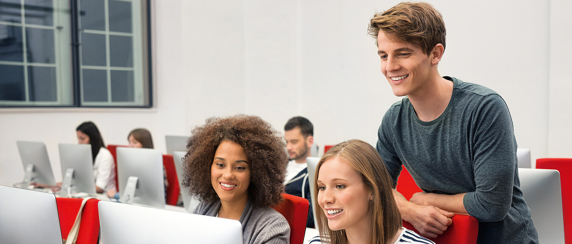 Marketing-Studierende arbeiten an Projekten aus der Praxis