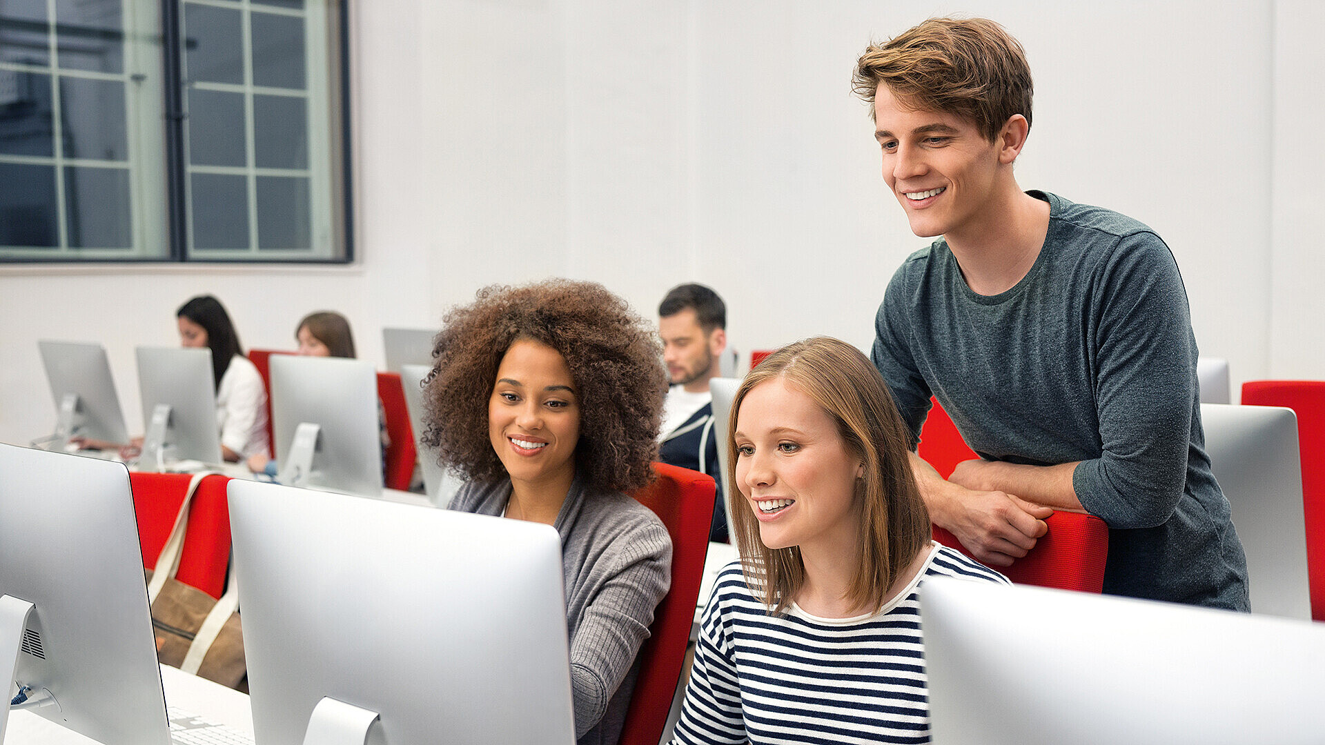 Marketing-Studierende arbeiten an Projekten aus der Praxis