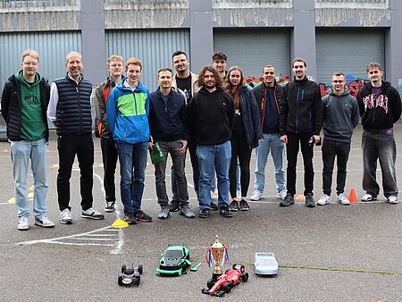Rundendrehen mit Konzept: Maschinenbau-Studierende testen eigene Konstruktionen - Gruppenfoto