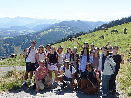 Bridge Year 2025 erfolgreich gestartet: Internationaler Auftakt mit Besuch beim Almabtrieb im Allgäu