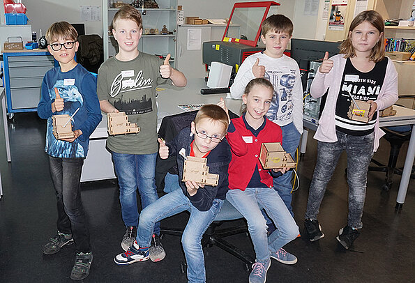 Kinder Uni 2019 Kinder mit ihren selbstgebauten Stiftehaltern